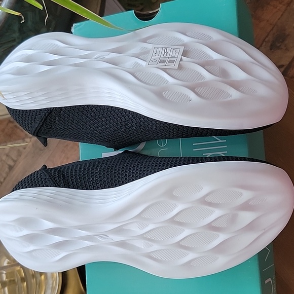 🎁Skechers Women's Black Slip-On Sneakers - Picture 3 of 4